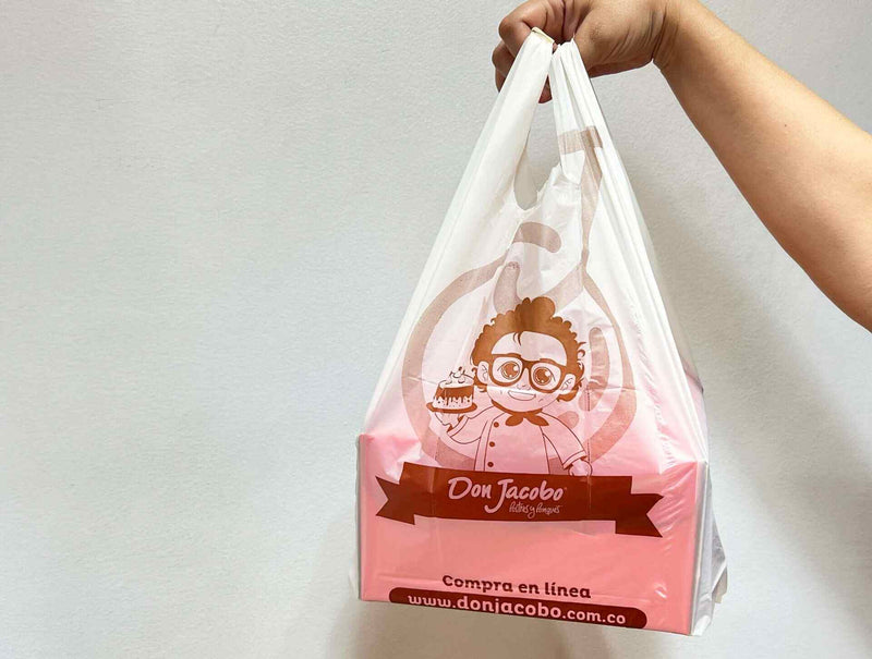 Don Jacobo cuida del agua con las bolsas de maíz biodegradables